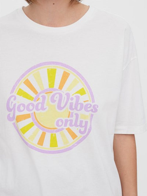 Fia Cody Long Top - White: Good Vibes Only - TeeShoppen Group™ - T-shirt - Vero Moda