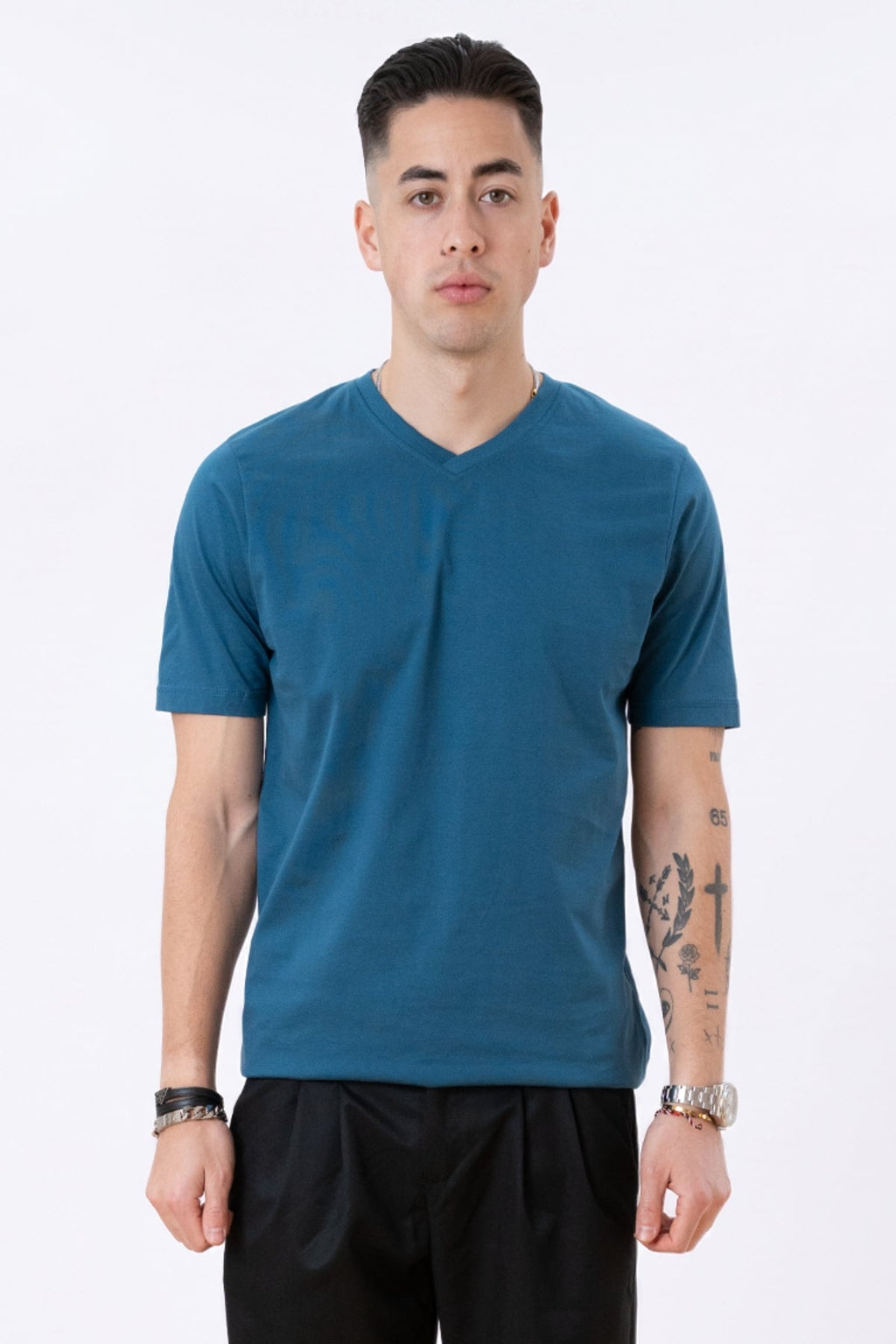 Basic T-Shirt mit V-Ausschnitt – Petroleumblau