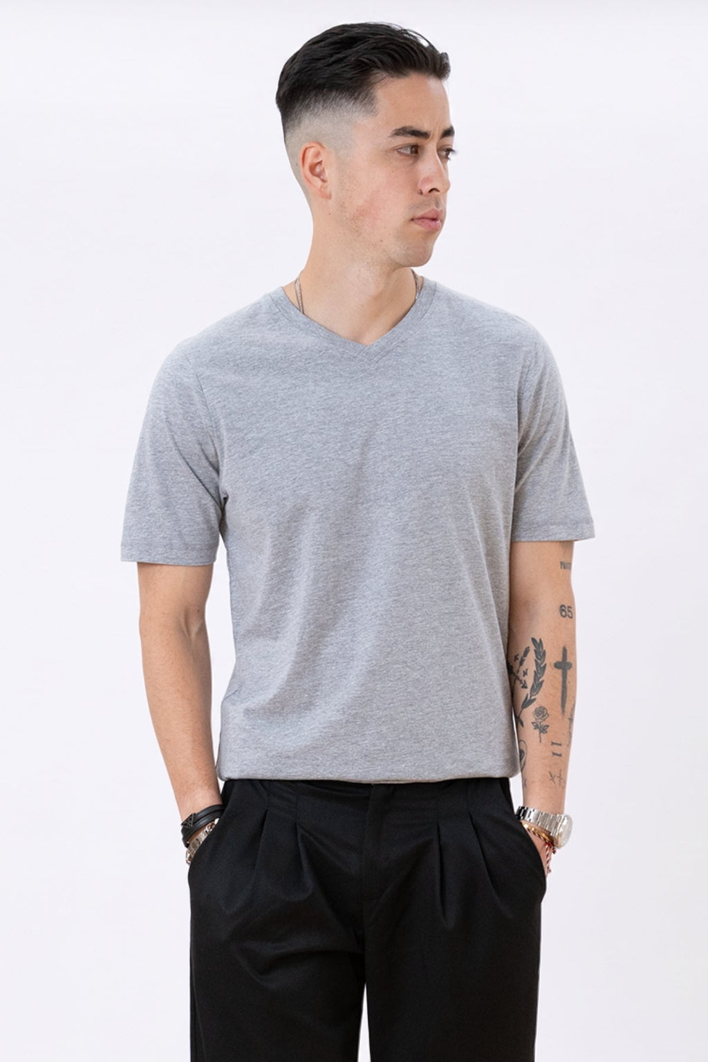 Basic T-Shirt mit V-Ausschnitt – Oxford Grey