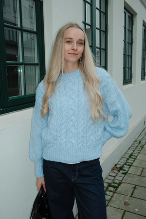 Emma Zopfmuster – Himmelblau