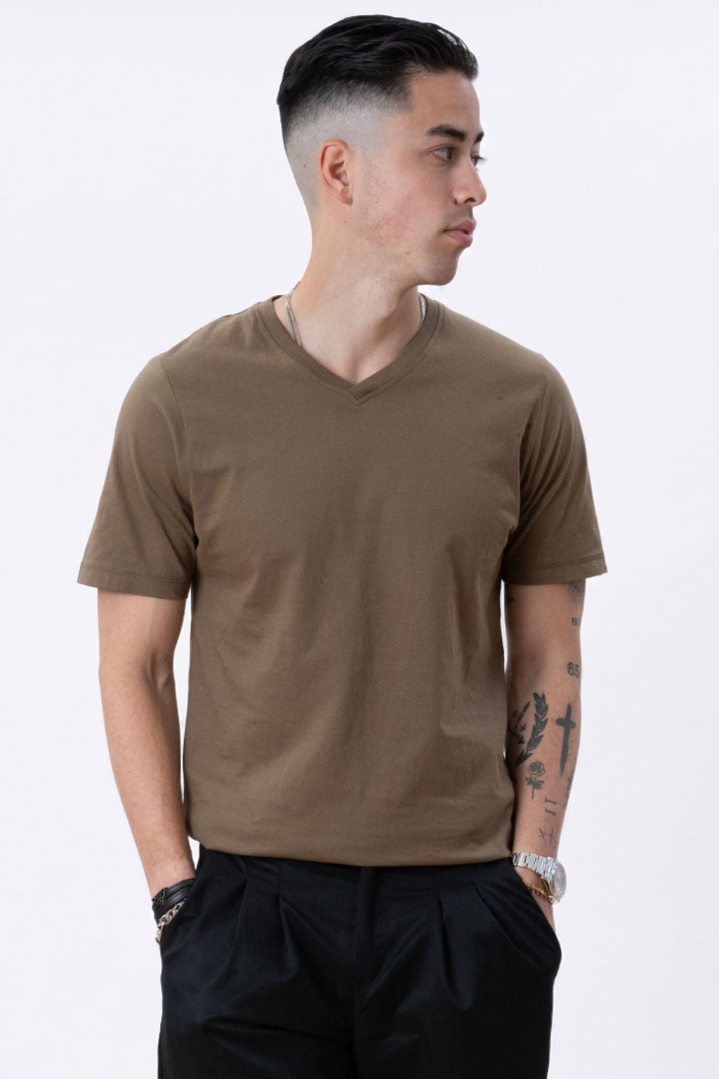 Basic T-Shirt mit V-Ausschnitt – Oliv