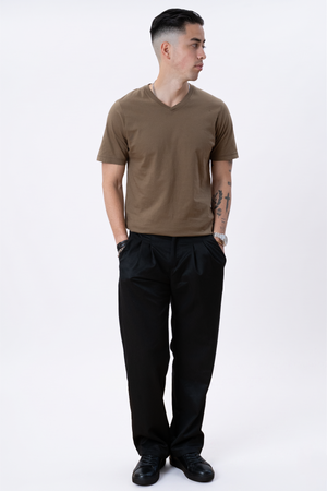 Basic T-Shirt mit V-Ausschnitt – Oliv