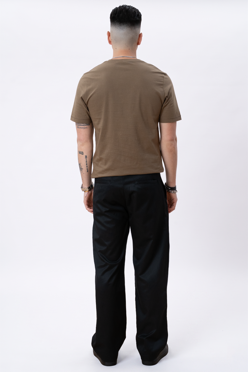 Basic T-Shirt mit V-Ausschnitt – Oliv