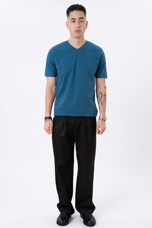 Basic T-Shirt mit V-Ausschnitt – Petroleumblau