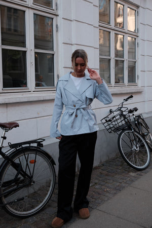 Sia Kurzer Trenchcoat – Himmelblau