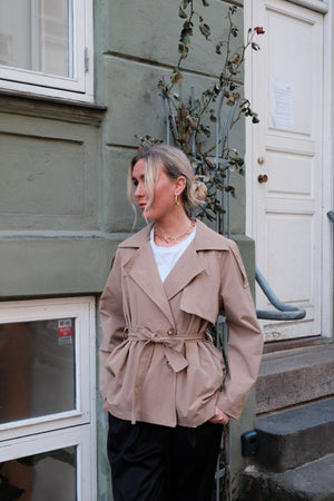 Sia Kurzer Trenchcoat – Kamel