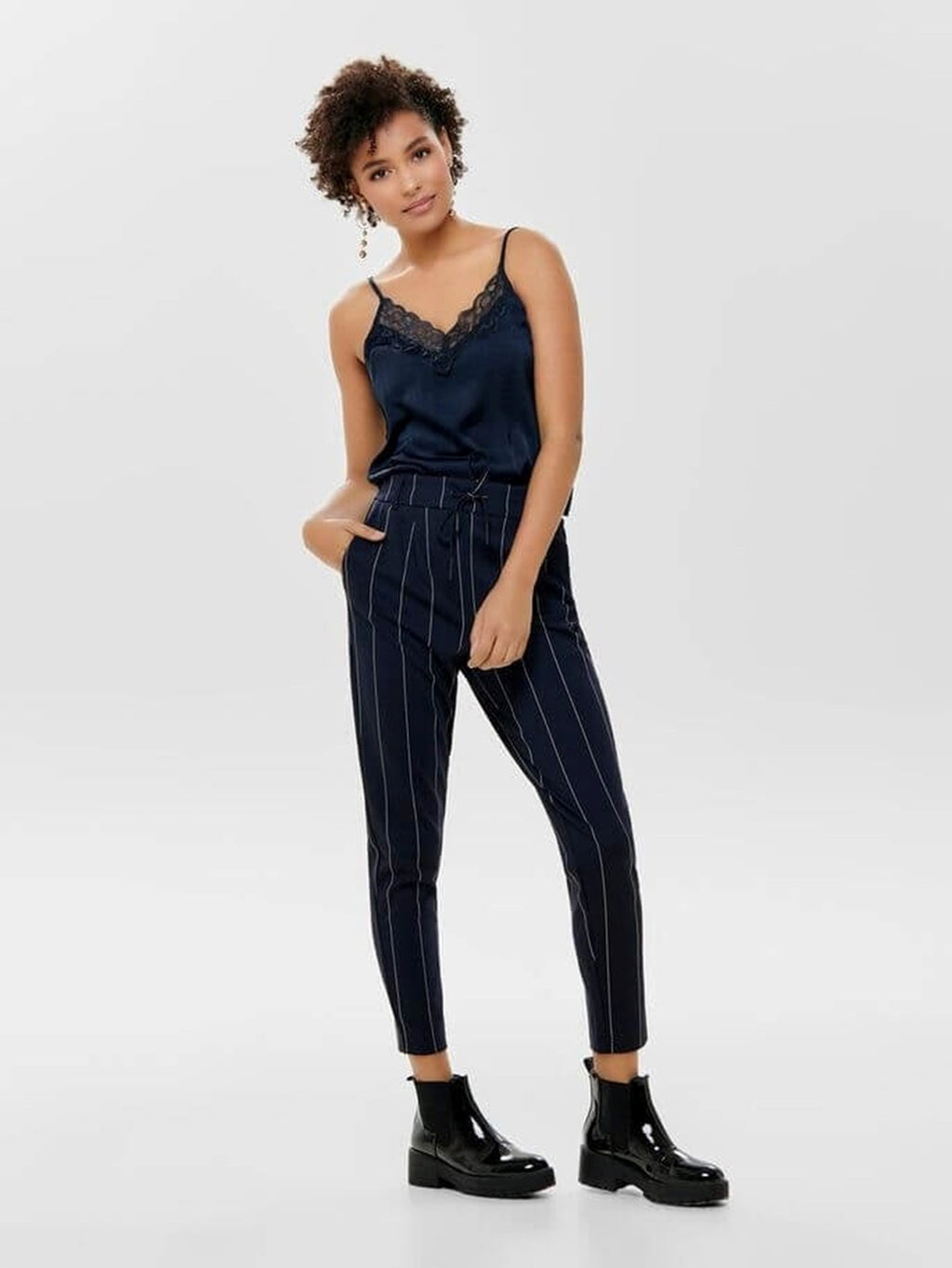 Top mit Spitzendetails – Sky Capstain