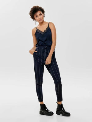 Top mit Spitzendetails – Sky Capstain