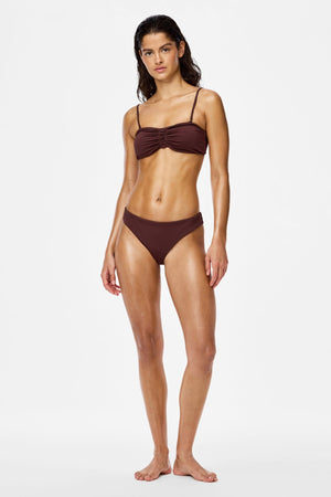 Kaya Seersucker-Bikini-Slip – tiefes Mahagoni