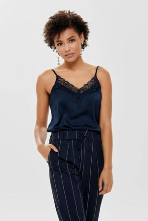 Top mit Spitzendetails – Sky Capstain