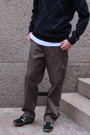 Gerade geschnittene Baumwoll-Chino – Oliv