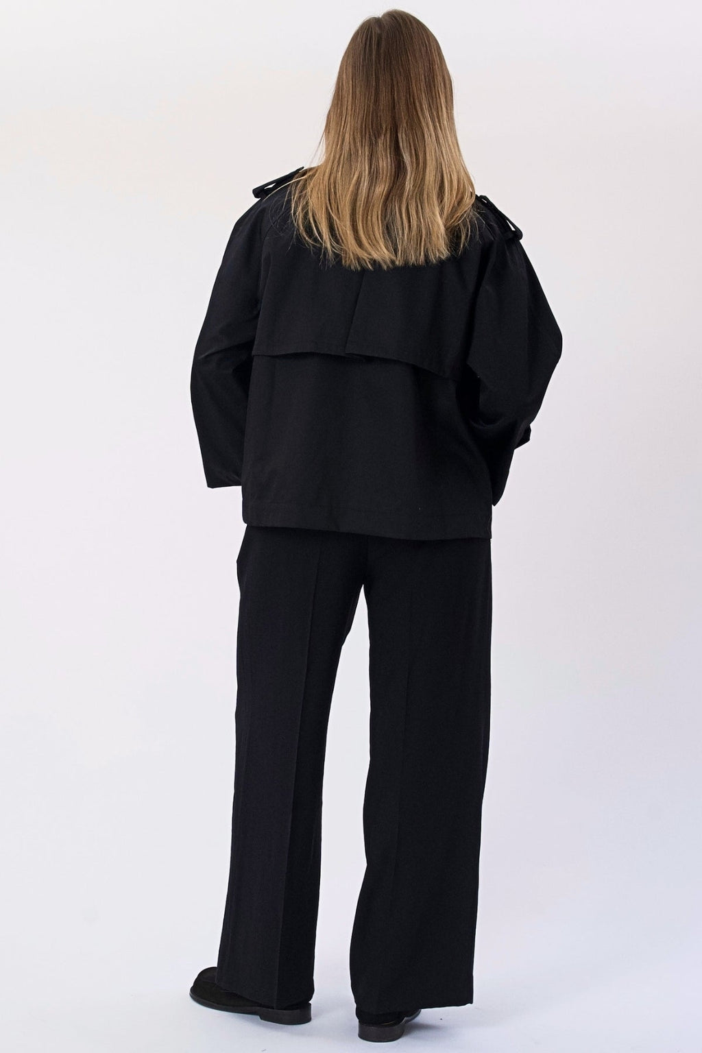 Elara Kurzer Trenchcoat - Schwarz