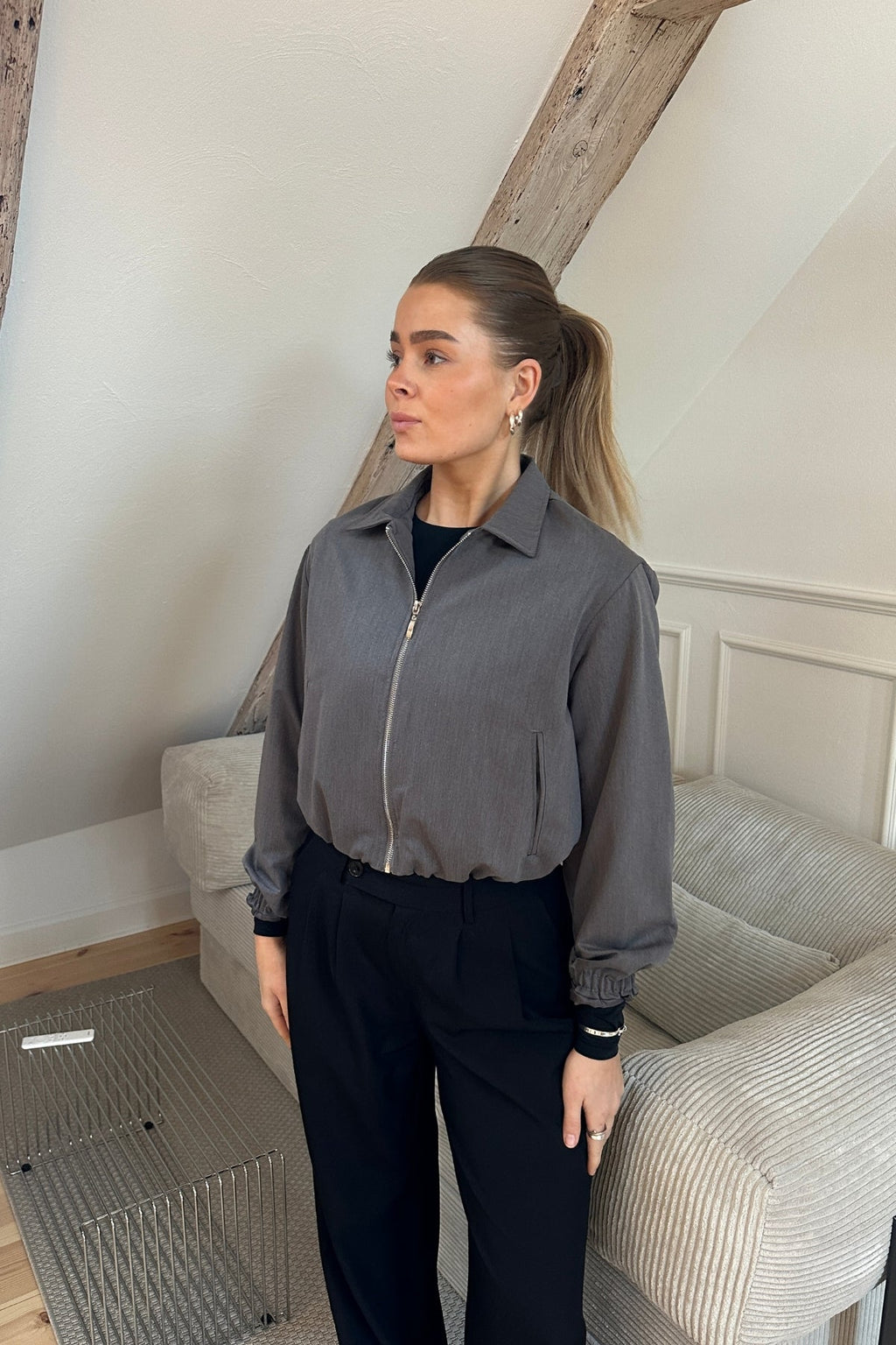 Kylie kurze Jacke – Grau