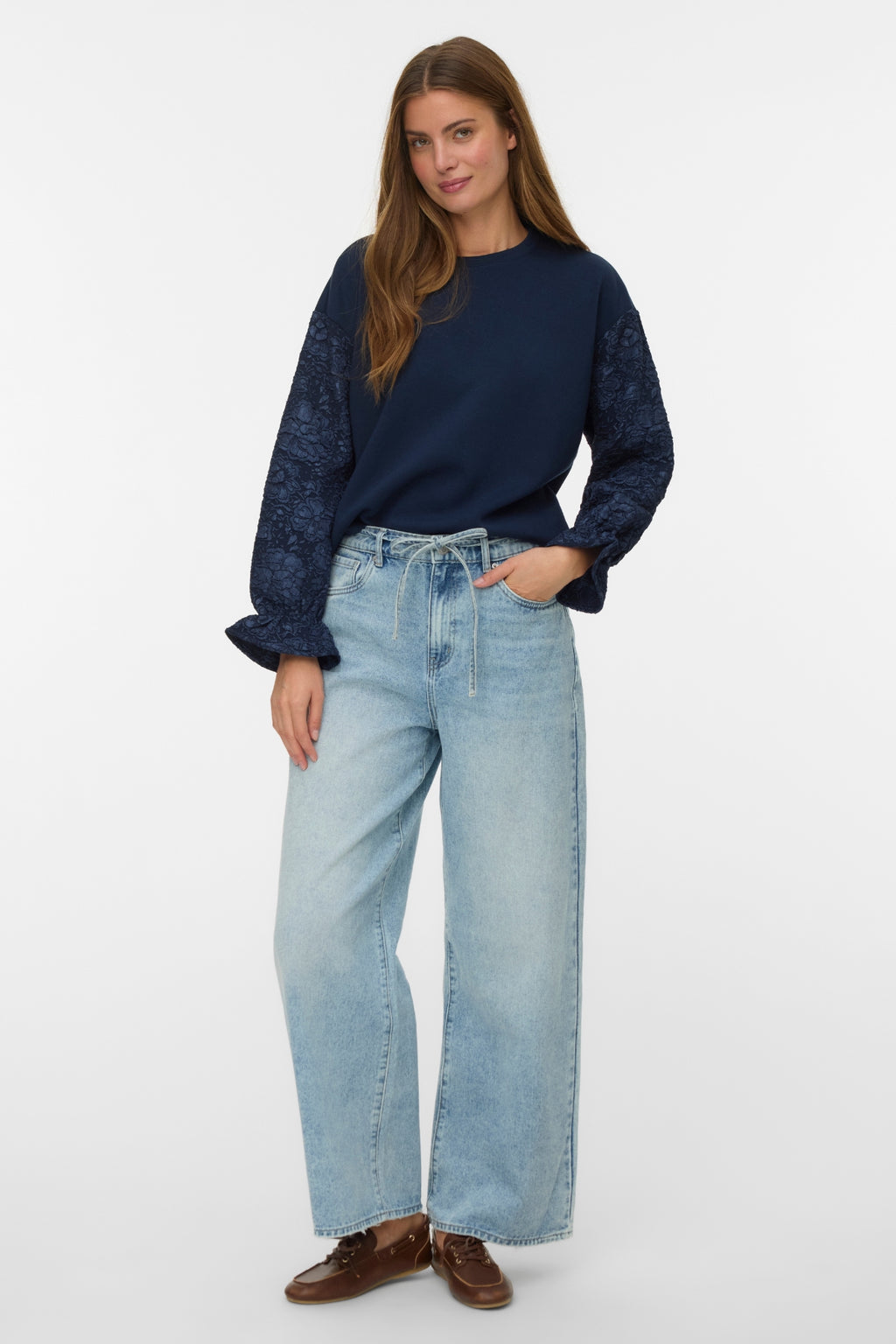 Wien-Jeans mit breitem Gürtel – Hellblauer Denim