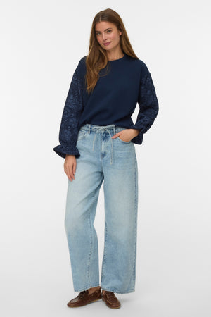 Wien-Jeans mit breitem Gürtel – Hellblauer Denim