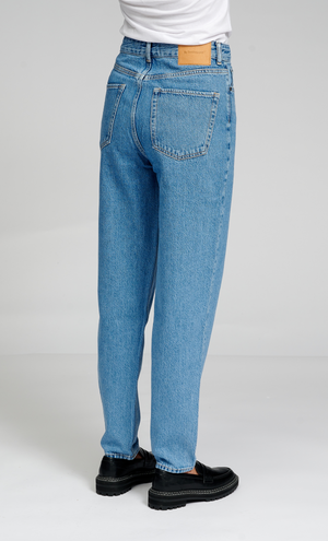 The Original Performance Mom Jeans - Hellblauer Denim