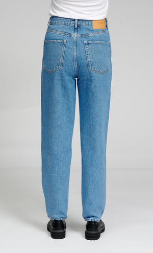 The Original Performance Mom Jeans - Hellblauer Denim