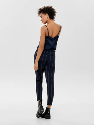 Top mit Spitzendetails – Sky Capstain