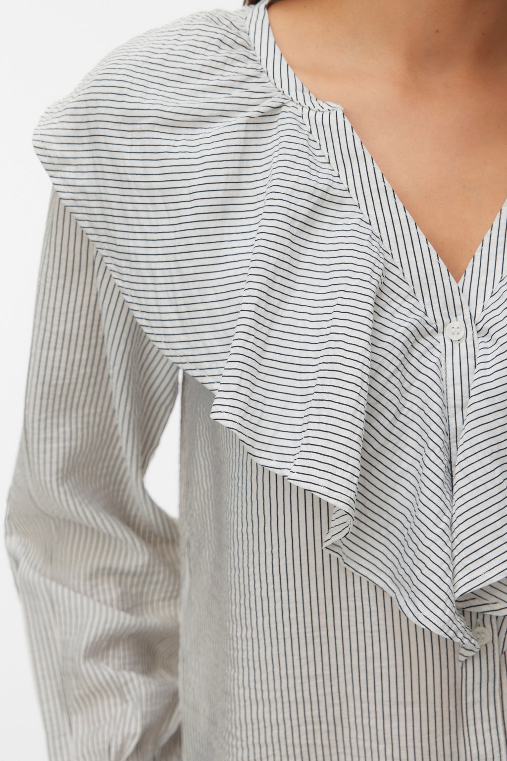 Kaja V-Ausschnitt-Rüschenhemd - Snow White Amanda Schwarz