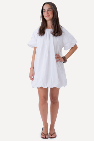Haselnussbraunes Kleid – Weiß