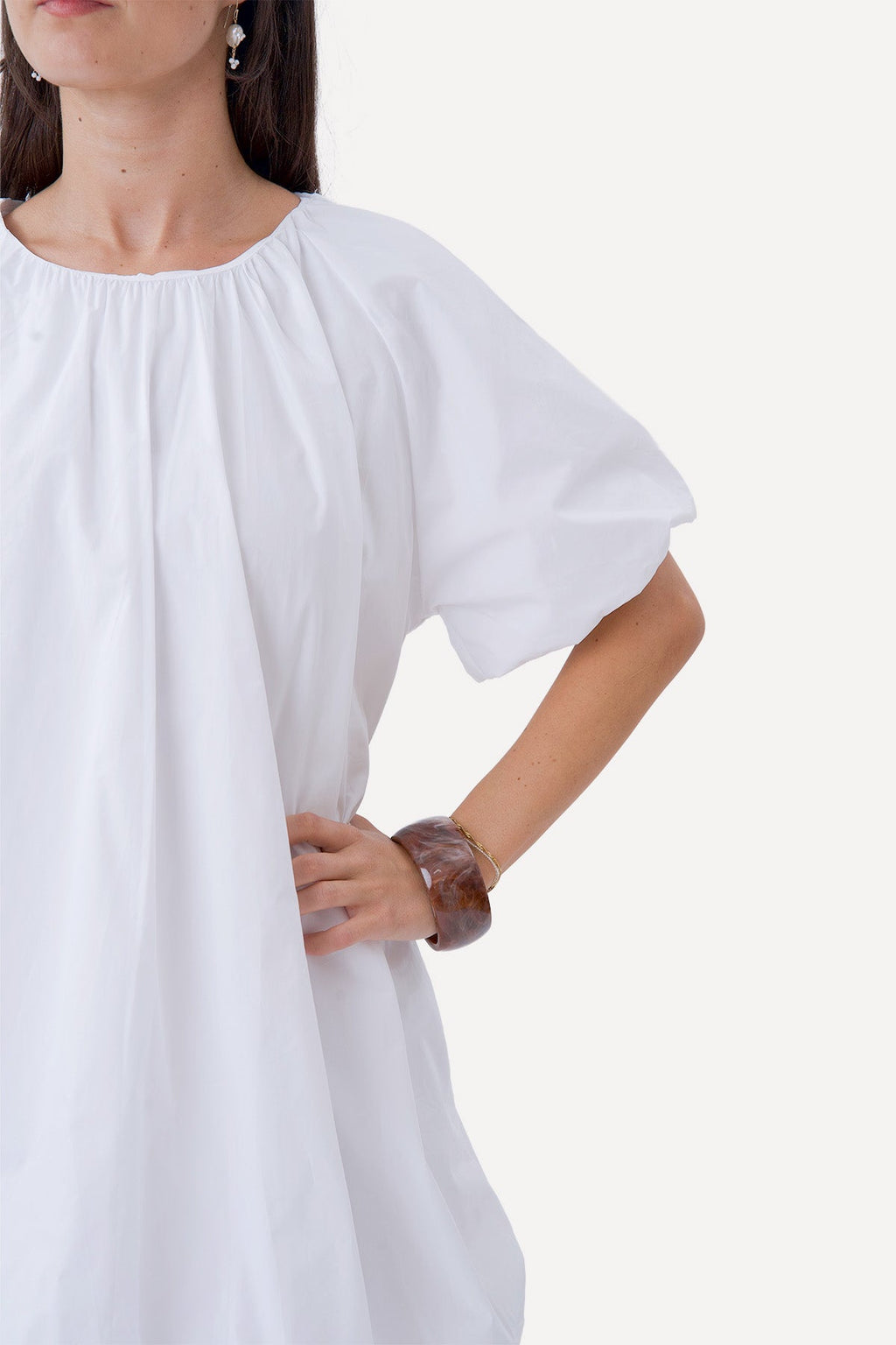 Haselnussbraunes Kleid – Weiß