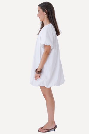 Haselnussbraunes Kleid – Weiß