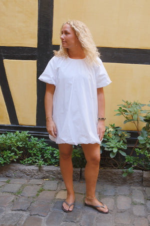 Haselnussbraunes Kleid – Weiß
