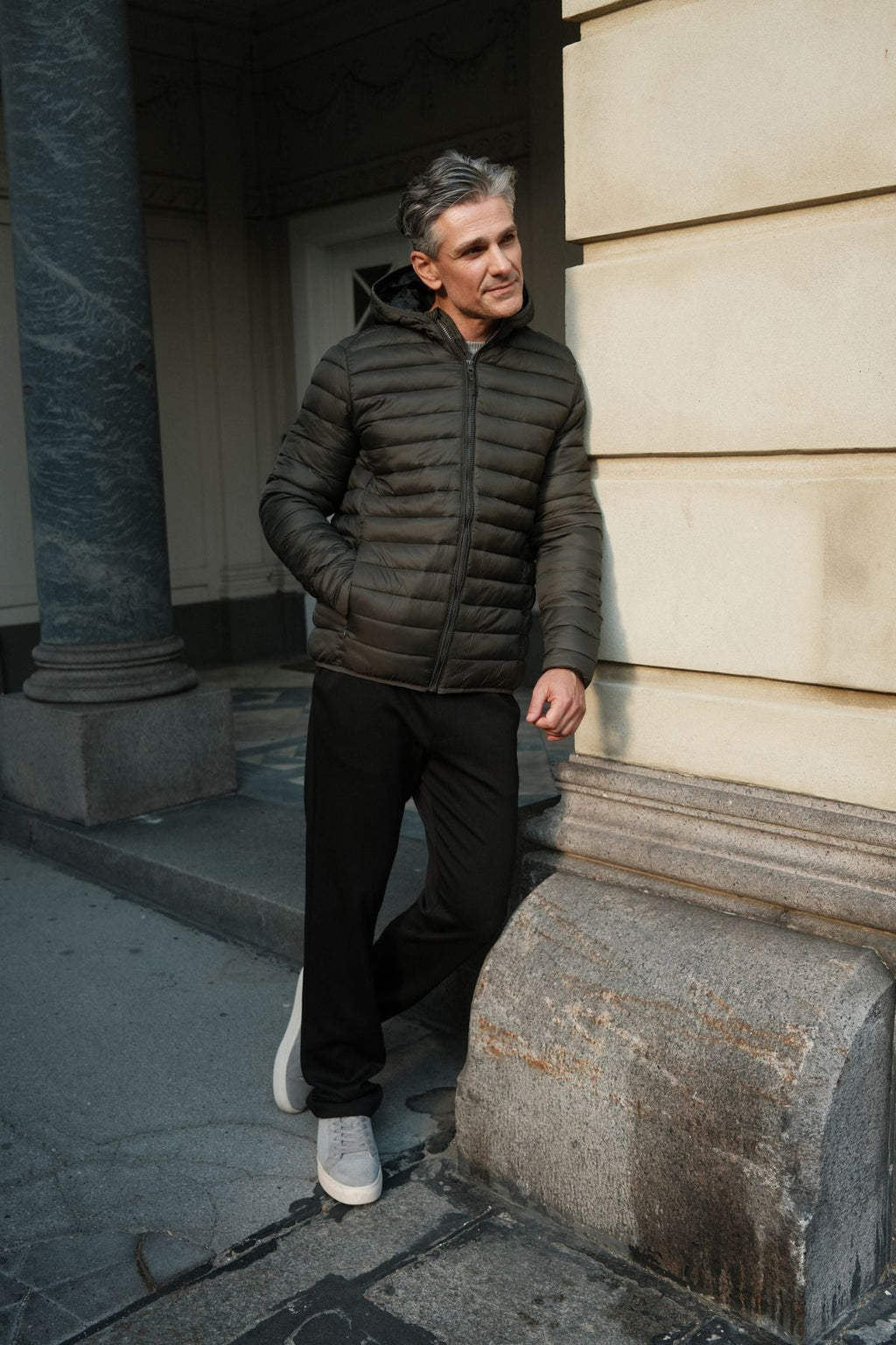 Leichte Pufferjacke mit Kapuze - Olive