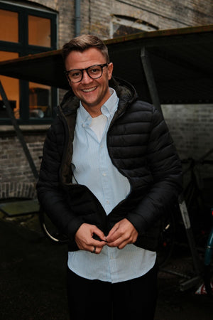 Leichte Pufferjacke mit Kapuze - Schwarz