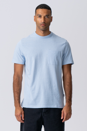T -Shirt mit Tasche - hellblau