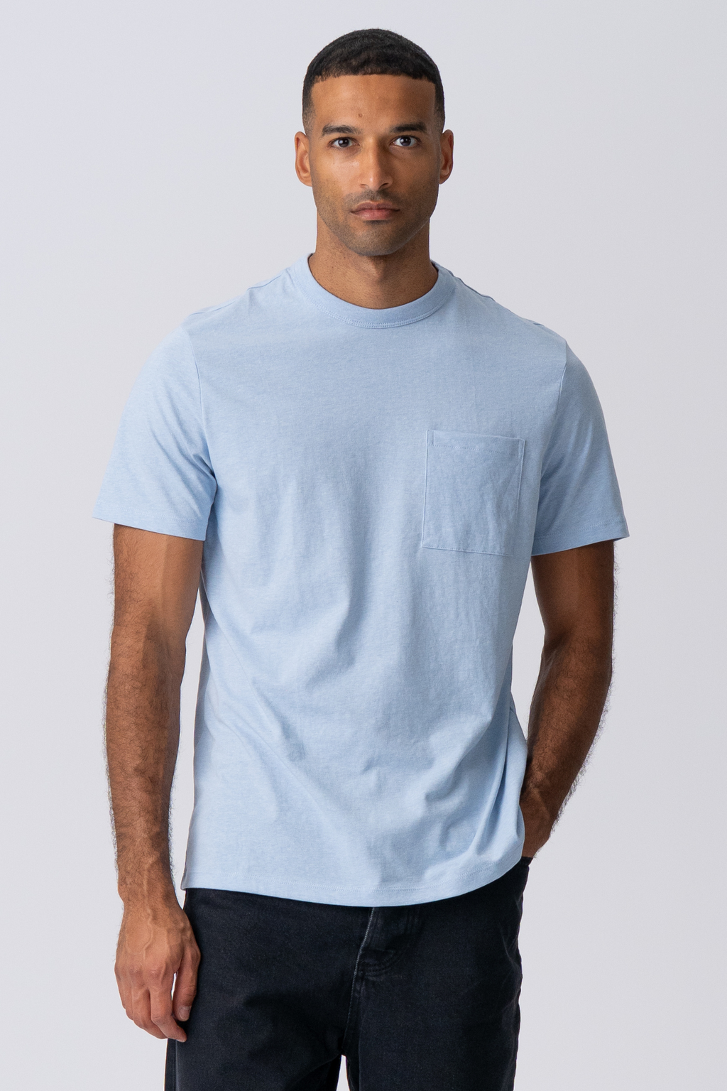 T -Shirt mit Tasche - hellblau