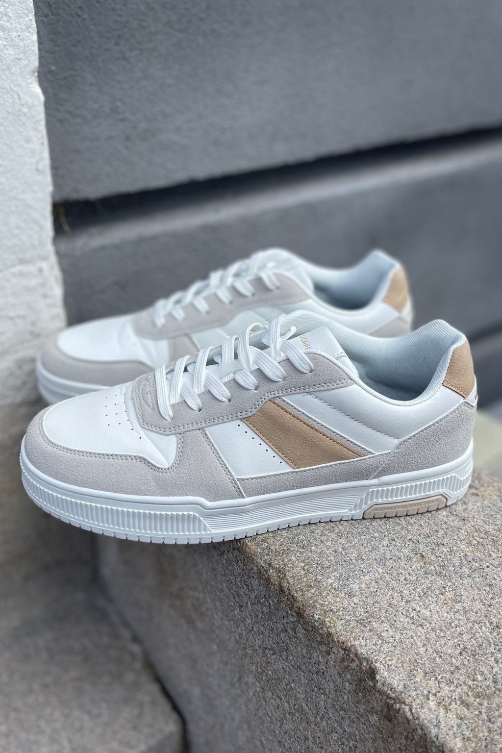 Klassischer Sneaker - Weiß/Beige