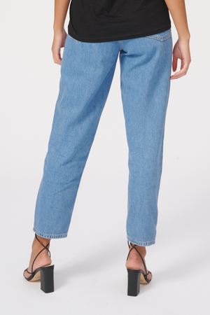 The Original Performance Mom Jeans - Hellblauer Denim