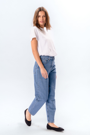 The Original Performance Mom Jeans - Hellblauer Denim