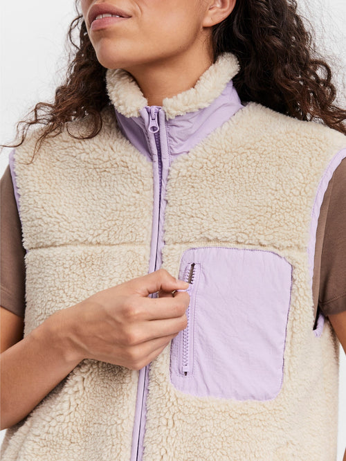 Cille Short Teddy Vest - Lavender - TeeShoppen Group™ - Jacket - Vero Moda